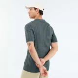 Remera polo de punto calado, color verde militar, de manga corta, con cuello tipo polo y abertura frontal en V.