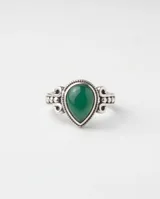 Anillo de plata 925 con piedra natural verde en forma de gota, con detalles ornamentales y grabados en el metal.