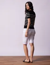 Buzo tejido de hilado fino, marca Philosophy, a rayas horizontales azul marino y blancas, con cuello redondo y mangas cortas.