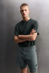 Pantalones cortos de entrenamiento 2 en 1 de Zara Athleticz, confeccionados en tejido técnico ligero y elástico. Presentan una malla interior integrada, cintura elástica con cordón ajustable, bolsillos laterales con cierre y aberturas en el bajo.