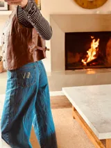 Chaleco marrón de cuero ovino italiano con tachas plateadas.