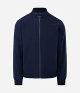 Campera tipo bomber color beige, con cierre frontal de cremallera, cuello estilo béisbol, puños y ruedo acanalados. Cuenta con bolsillos laterales con cierre y tecnología repelente al agua.