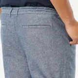Pantalón chino de corte regular, color azul, confeccionado en mezcla de lino.