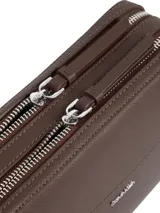 Cartera bandolera rectangular color marrón con correa ajustable. Logo de Calvin Klein estampado en el frente.