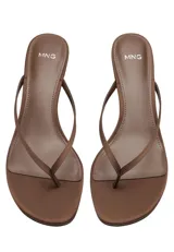 Sandalias de taco cuña color marrón, con tiras finas estilo thong y diseño destalonado.