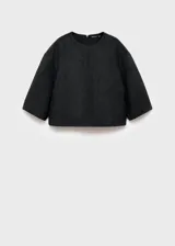 Top de mezcla de lana color negro, con diseño recto, cuello redondo y mangas tres cuartos. Cuenta con cierre de cremallera en la parte posterior.