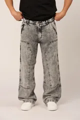 Pantalón jean gris con efecto lavado y corte amplio.