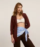 Pañuelo cuadrado de satén color celeste con estampado paisley en blanco.