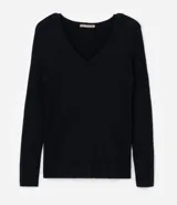 Blusa negra de punto liviano con textura acanalada, escote en pico y mangas largas.
