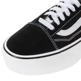 Championes Vans Old Skool con plataforma, color negro con la clásica banda lateral blanca.