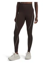 Calza deportiva de tiro alto color marrón oscuro, confeccionada en tejido de doble punto con interior cepillado para mayor calidez. Presenta paneles acanalados estratégicos y detalles de cinta reflectante en las piernas.