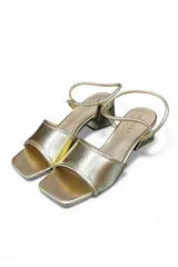 Sandalias de tacón Ana Paula modelo 75088, en color dorado, con tira ancha en la parte delantera y tiras finas en el talón. Cuenta con tacón ancho y bajo.