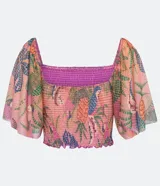 Blusa cropped de tul con estampado de guacamayos y piñas, escote cuadrado, mangas amplias fruncidas y lastex en el cuerpo.