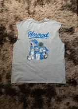 Musculosa sin mangas color gris melange, con cuello redondo y corte amplio. Presenta un estampado central de un sol estilizado en color azul con la palabra "Hermod" debajo.