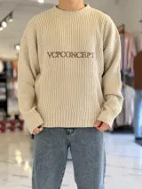 Sweater de punto color celeste con diseño acanalado, cuello redondo y el texto "VCPCONCEPT" bordado en el pecho en color blanco.