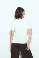 Remera blanca de manga corta con estampado gráfico de un gato marrón y un ratón, y la frase "Full of Joy" en amarillo.