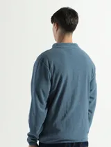 Campera de polar con cuello alto, cierre frontal completo y bolsillos laterales con cierre.