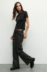 Pantalón ancho de símil cuero color negro, con grandes bolsillos laterales y traseros.