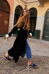 Tapado largo de terciopelo azul marino con frunce a la altura de la cadera y tajos en los costados.