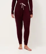 Pantalón de pijama tipo jogger color bordó, confeccionado en viscolycra con cintura elástica y detalles de ribete en contraste en los laterales.