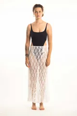 Pollera larga de encaje negro con diseño floral y volado en el ruedo.