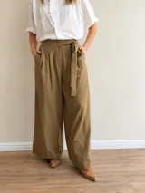 Pantalón palazzo de tiro alto color verde militar, confeccionado en lyocell, con pinzas delanteras, bolsillos laterales y lazo ajustable en la cintura.