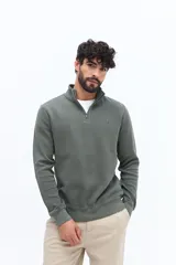 Buzo de algodón color azul marino con medio cierre frontal y cuello alto. Presenta un pequeño logo bordado en el pecho.