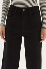 Jean de tiro alto y pierna ancha, color negro.