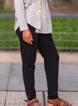 Pantalón gris de lycra de algodón, tiro alto, corte slim, con faja ancha en la cintura y doble bolsillo delantero y trasero.