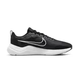 Championes Nike Downshifter 12 de hombre, color negro con detalles en blanco.