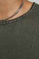 Sweater de punto color verde oliva, de manga larga y cuello redondo.