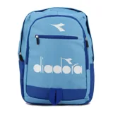 Mochila deportiva Diadora modelo Maine II, color celeste y azul oscuro, con logo y nombre de la marca en blanco en el frente. Posee un compartimento principal, un bolsillo frontal con cierre y bolsillos laterales de malla.