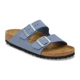 Sandalia Birkenstock modelo Arizona con dos correas ajustables con hebillas metálicas, plantilla de corcho anatómica y suela de goma antideslizante.