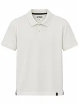 Chomba de piqué color blanco, de manga corta, con cuello camisero, botonera frontal y calce regular.