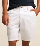 Bermuda de sarga color blanco, de corte recto y diseño básico con bolsillos laterales y traseros.