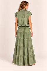 Falda larga verde militar de diseño fluido con múltiples volantes horizontales y cintura elástica fruncida.