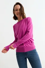 Sweater de punto liso color marrón topo, con cuello redondo y manga larga. Presenta un detalle de tres botones pequeños en la abertura del puño.