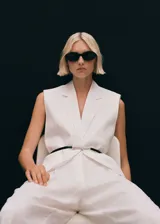 Pantalón de vestir de lino con diseño recto y tiro medio. Cuenta con cierre delantero de botón, gancho y cremallera ocultos, además de dos bolsillos laterales.