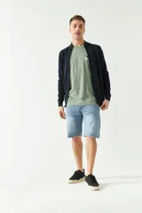 Campera tejida azul marino para hombre, con cierre frontal y logo bordado.