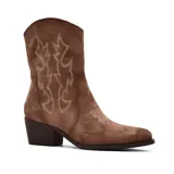 Bota texana de caña media confeccionada en gamuza color marrón, con bordados decorativos en el lateral y taco cuadrado de altura media.