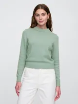 Buzo de algodón color crema, de corte recto y cuello alto.