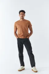 Pantalón de jean de hombre, corte slim cropped, con bolsillos y cremallera.