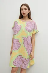 Vestido corto con estampado floral en tonos amarillo, verde y lila.