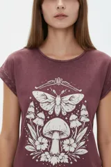 Remera azul marino de manga corta holgada con cuello redondo y estampa frontal de paisaje marino con fases lunares y flores.