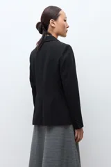 Blazer clásico de corte entallado, color negro, con cierre frontal de un botón, solapas de muesca y bolsillos laterales con solapa.