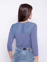 Top color marrón con mangas 3/4, tejido de punto acanalado y detalle de transparencia en la parte superior delantera.