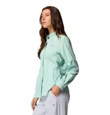 Camisa de manga larga Columbia modelo Tamiami II LS Shirt, de color verde menta, con tecnología Omni-Shade y Omni-Wick, cuello camisero, cierre frontal de botones y bolsillo en el pecho con solapa.