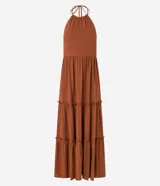 Vestido largo midi marrón con escote halter, espalda descubierta y falda con volados.