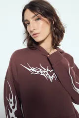 Canguro negro de silueta relajada con capucha, bolsillo canguro y estampados gráficos blancos en el pecho y las mangas.