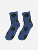 Medias de caña media color bordó con estampado de lunares grandes en color beige.